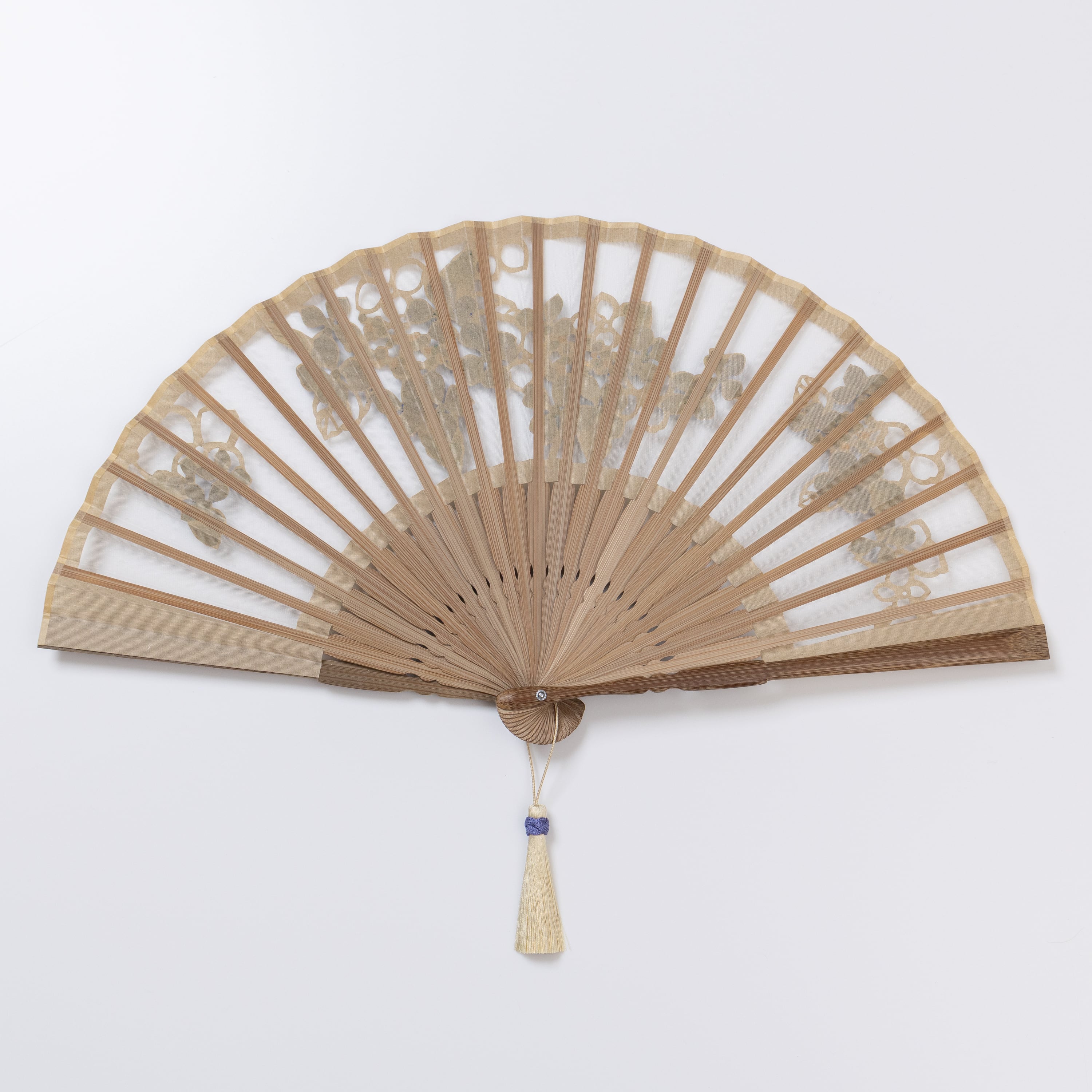 額透かし彫扇 紗月 紫陽花 ベージュ | 紗月扇 京都【オンライン