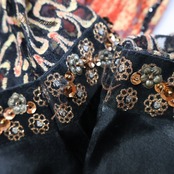 ベリーダンス 衣装 ガラベーヤ レッド系 SEN ZI HUA ワンピース ドレス ラインストーン スパンコール 赤 黒 金 羽織り キラキラ 長袖 華やか 総柄 ストーン スリット 花 ダンス衣装 煌びやか サイーディ ゴールド系 ブラック系