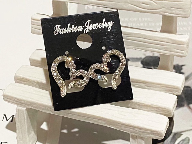 イヤリング　ピアス　2タイプ　ハートモチーフ　ラインストーン　ビジュー
