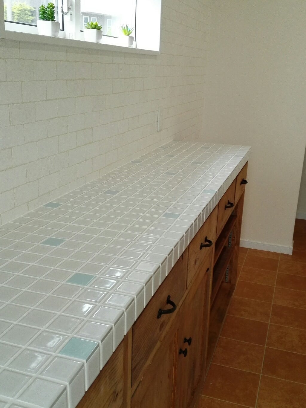 水色と白のタイルトップ キッチンカウンター オーダー家具のKINOKA