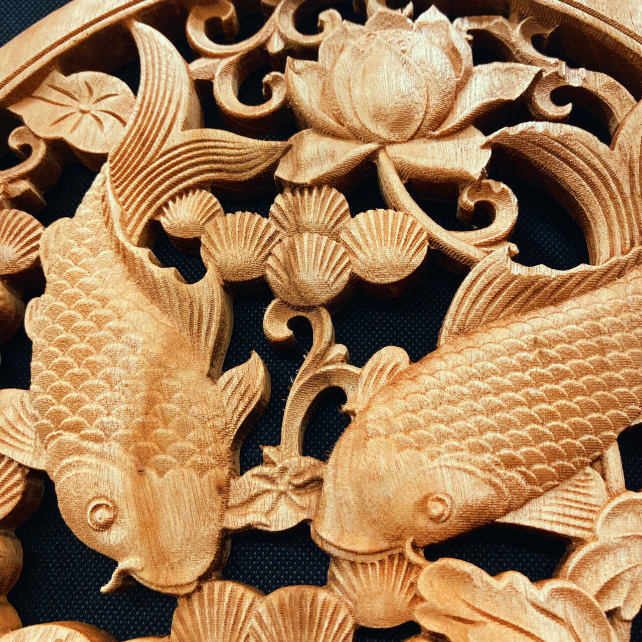 手彫りオリーブ核の蓮花魚手持ち彫刻 双魚戯蓮 （鯉・蓮・水草） | 月下蓮華彫刻堂