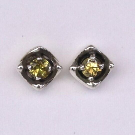 スクエアピアスイエローサファイア
