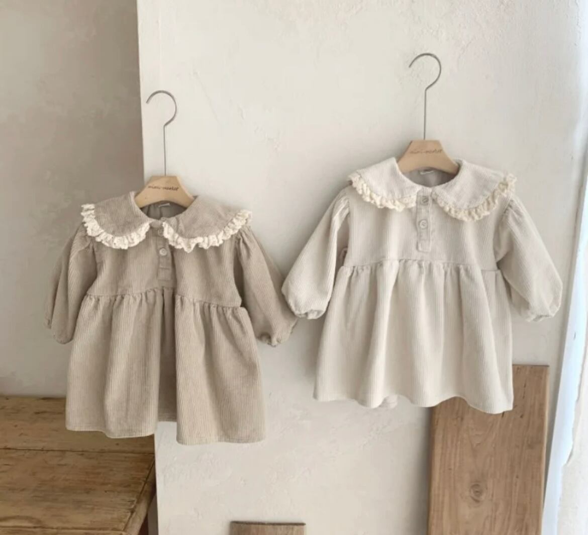 レース付き襟のナチュラルワンピース