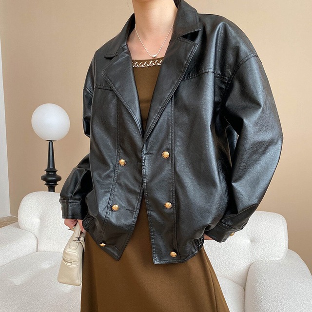 レディース ジャケット アウター 上着 羽織 前開き レザージャケット ライダースジャケット ミディアム丈 長袖 襟付き オーバーサイズ ポケット ボタン アメカジ 大人可愛い きれいめ シンプル カジュアル 上品 おしゃれ かっこいい こなれ感 メンズライク クール 存在感 抜け感 アメリカン ワイルド 無地 春 秋 冬 ママ 学生 学校 通学 デート お出かけ お泊まり 女子会 休日 ショッピング ツーリング 重ね着 普段使い 着回し レイヤード S M L ゆったり ゆる 黒 ブラック 大人カラー