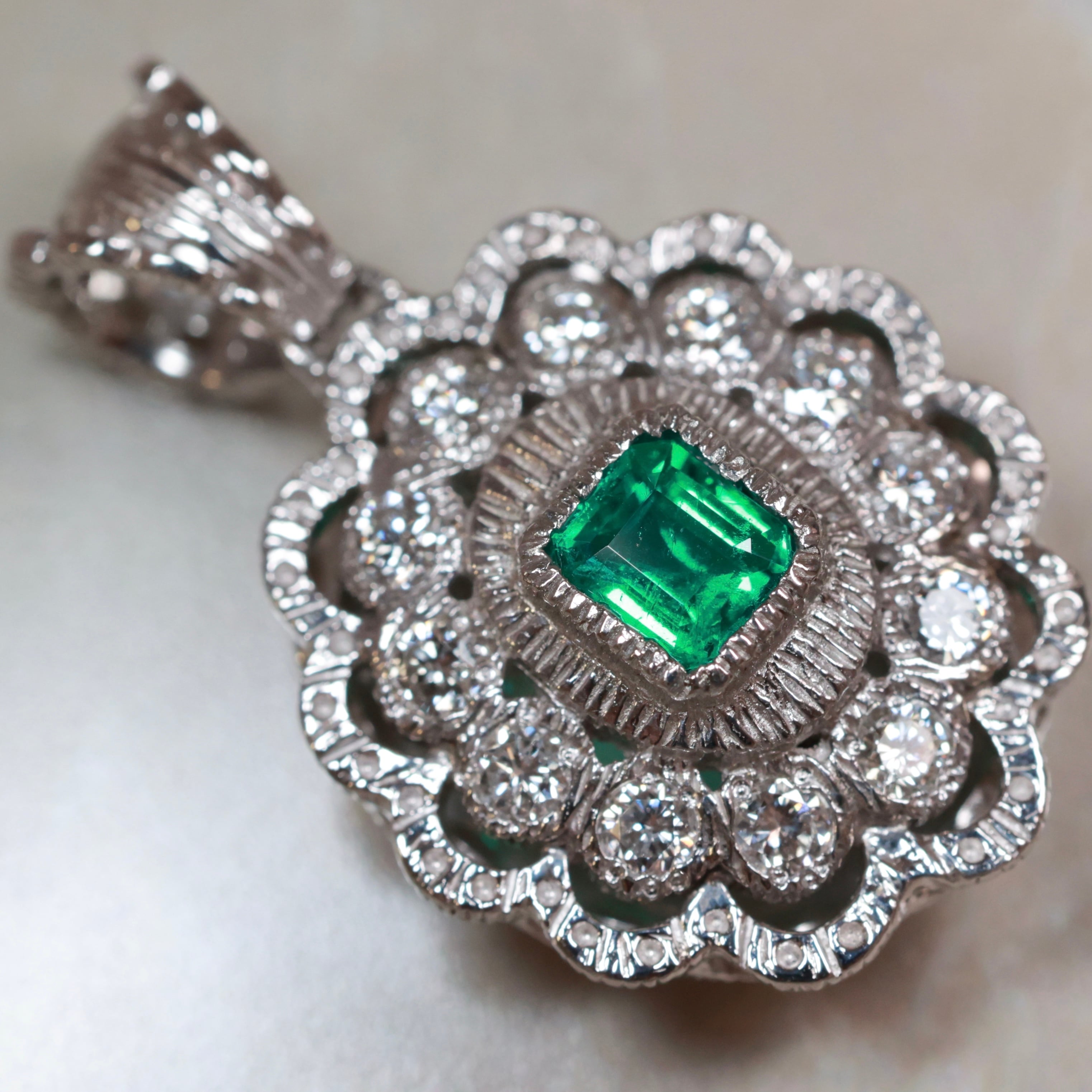 Pt900 エメラルド 0.35ct ダイヤモンド 0.50ct フィレンツェ彫り 