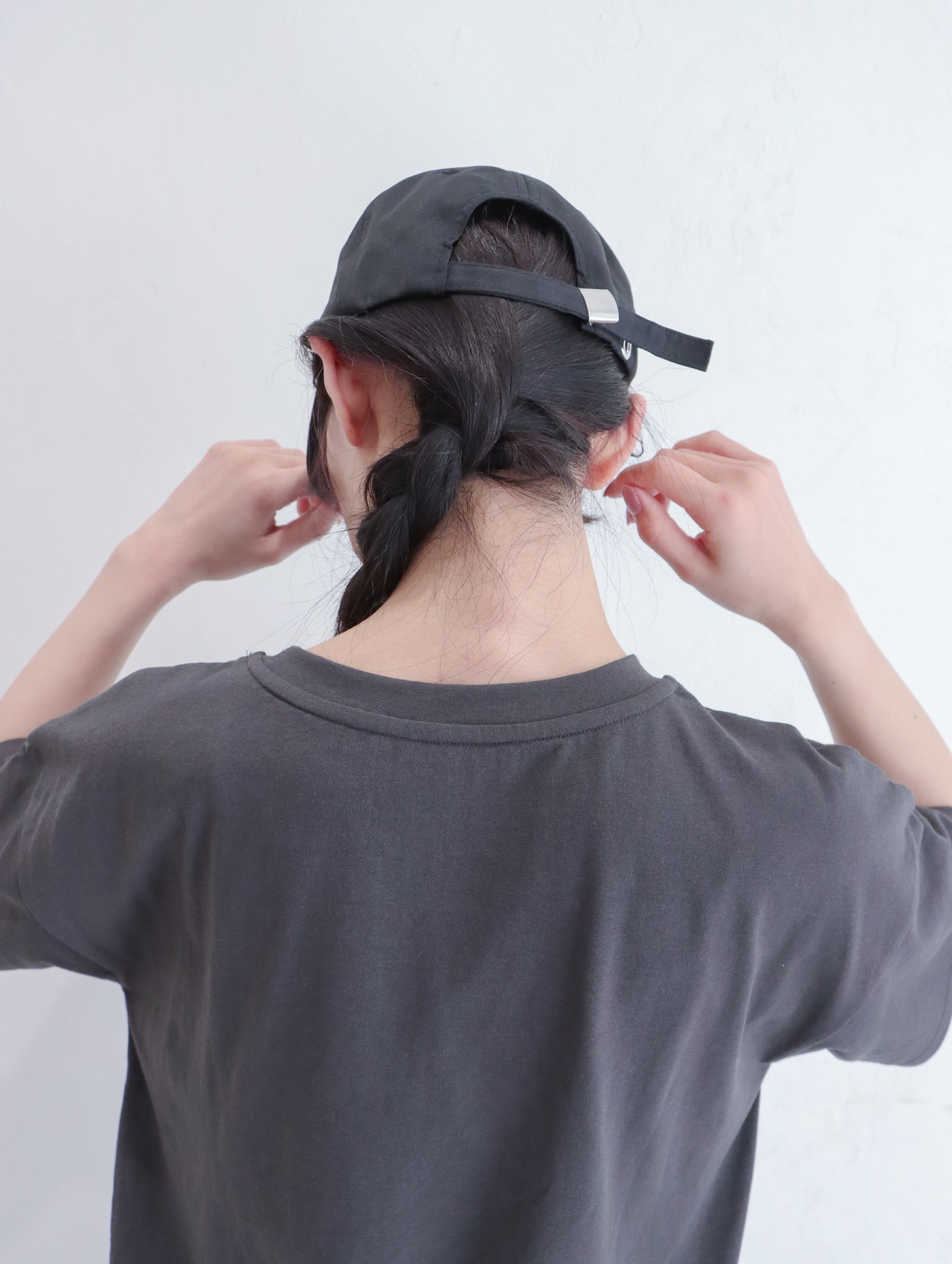 【Hoooさん × スマホショルダー】 Hoooさんがニヤリ！新感覚のスマホショルダー付き Tシャツ - 9