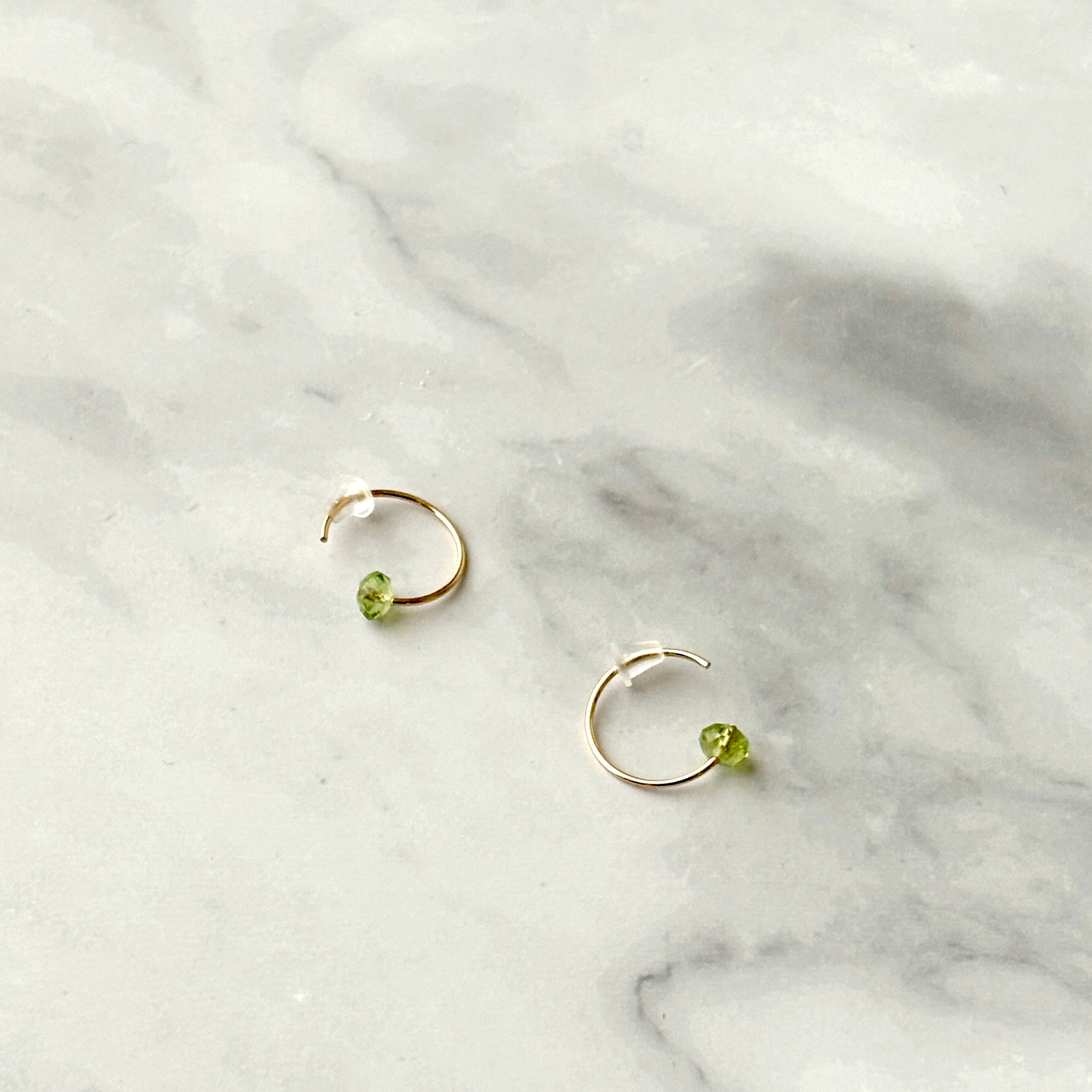 ペリドットのミニフックピアス
