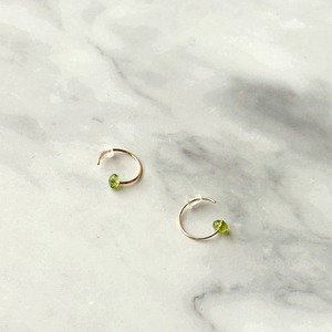 ペリドットのミニフックピアス