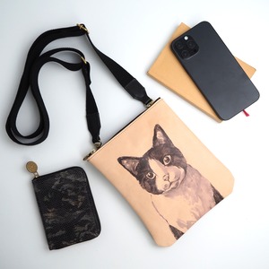 Zipper Pochette (Hachiware Cat / Drawing series) Monochrome Genuine Leather Smartphone Mini Shoulder Bag