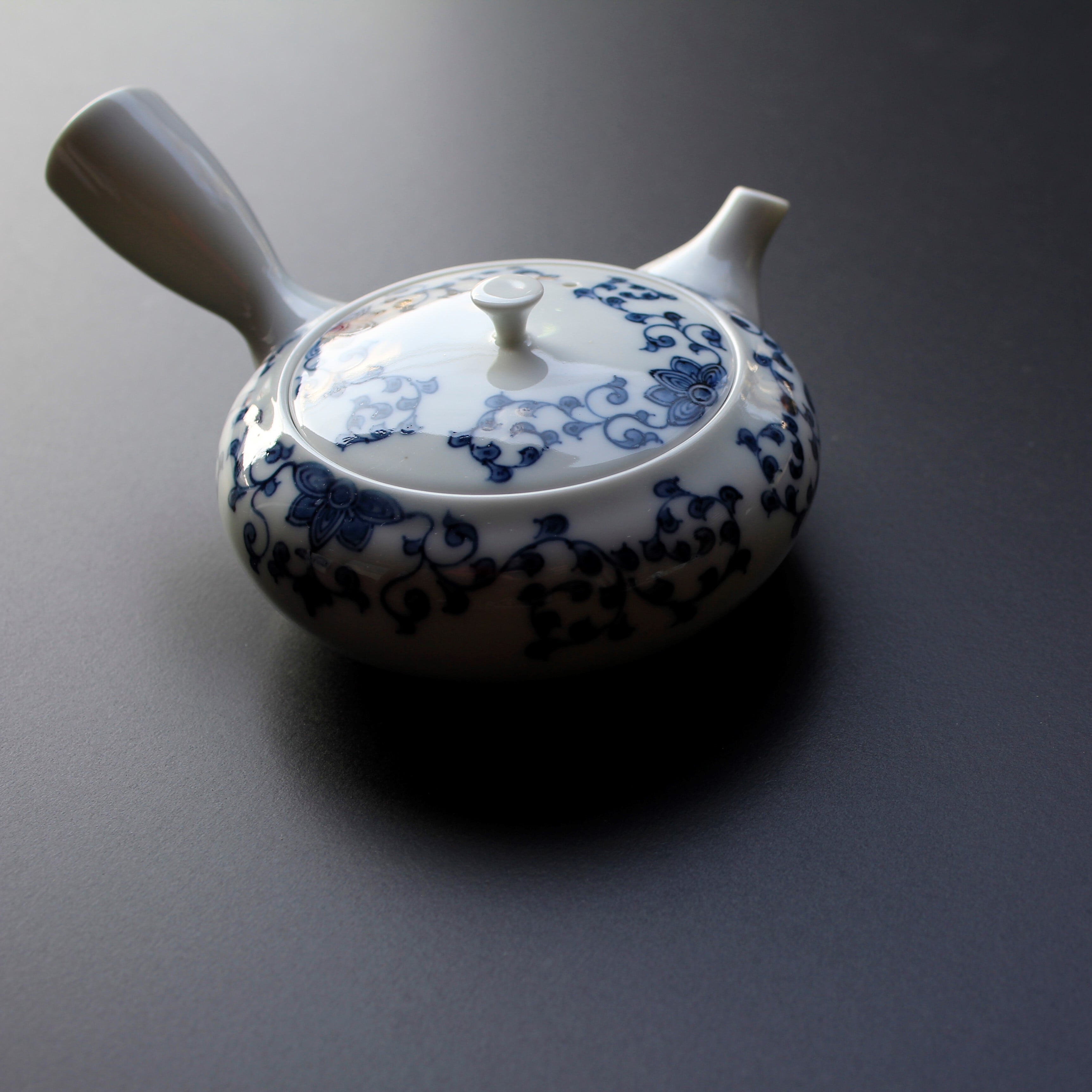 AS 平戸松山 花唐草 玉露急須 | 芦屋貴兆陶家 online shop