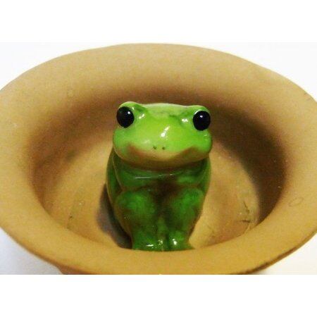 カエル置物 三角座り in お猪口 | caeru