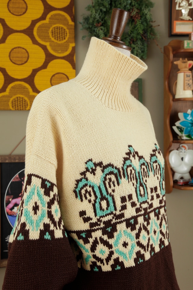 Bicolor turtle neck sweater