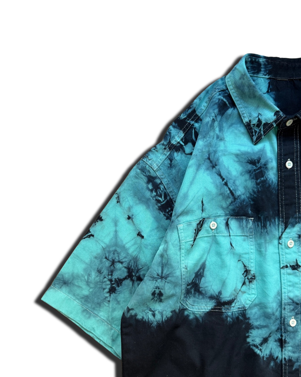 【2着限定販売 / 最短即日発送】黒染めタイダイデニムワークシャツ 水中写真