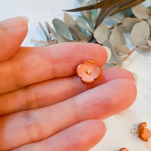 【アウトレット3D立体レザーフラワー】クローバーS (ピン付)10mm  ペールピンクカラー6個入