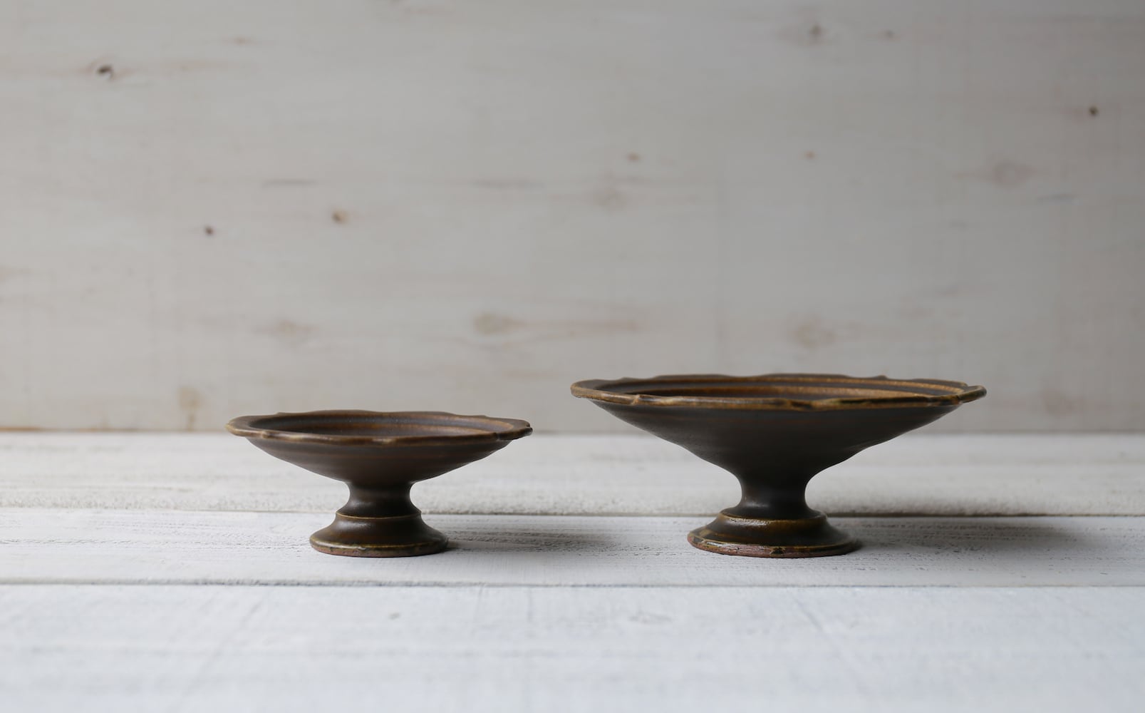 サビ釉 彫刻コンポート皿 大（18cm） | 古谷製陶所