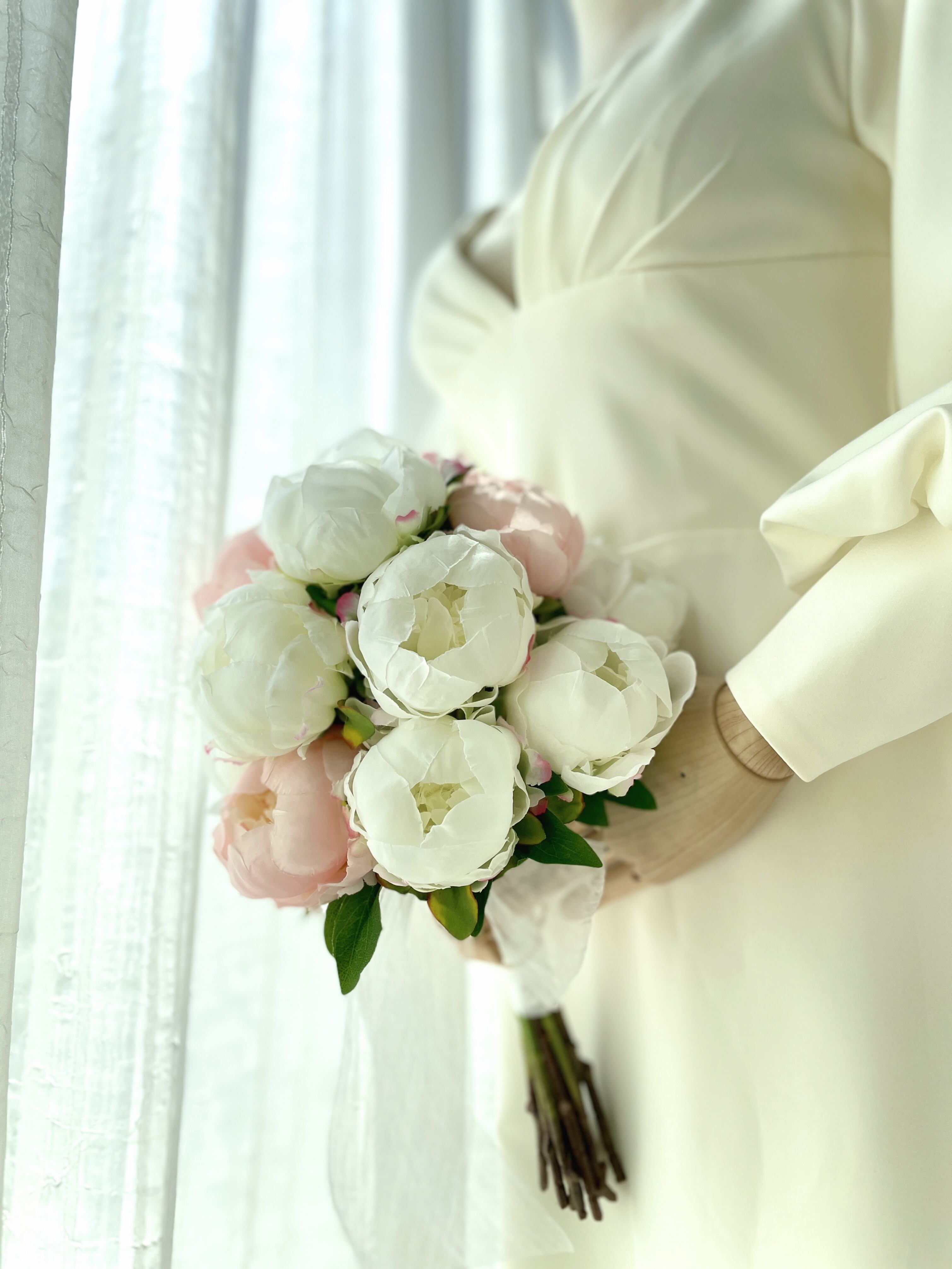 大輪ピオニーと小花のクラッチブーケ☆ブートニア付き ピオニーのクラッチブーケ | mil petalos