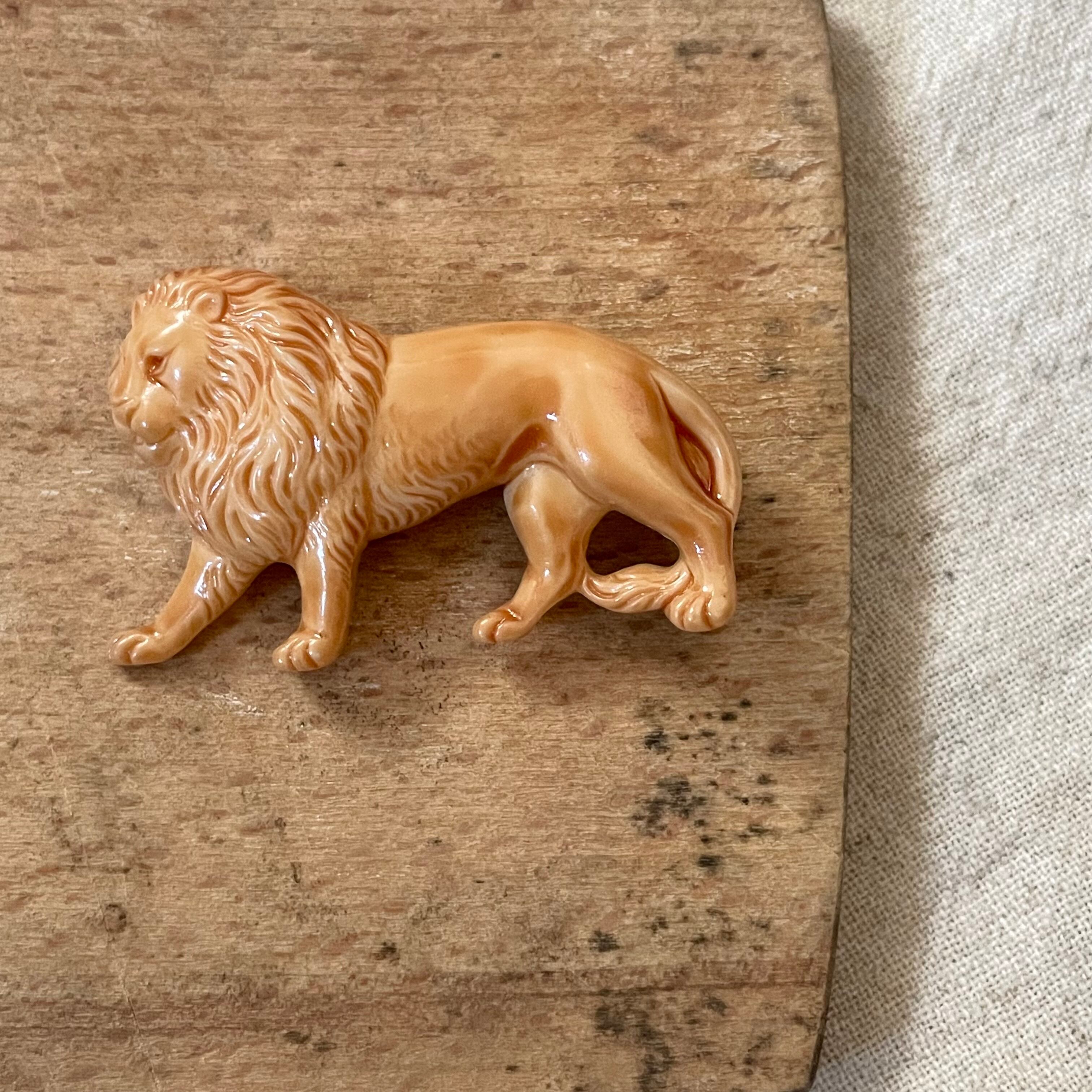 ライオンブローチ