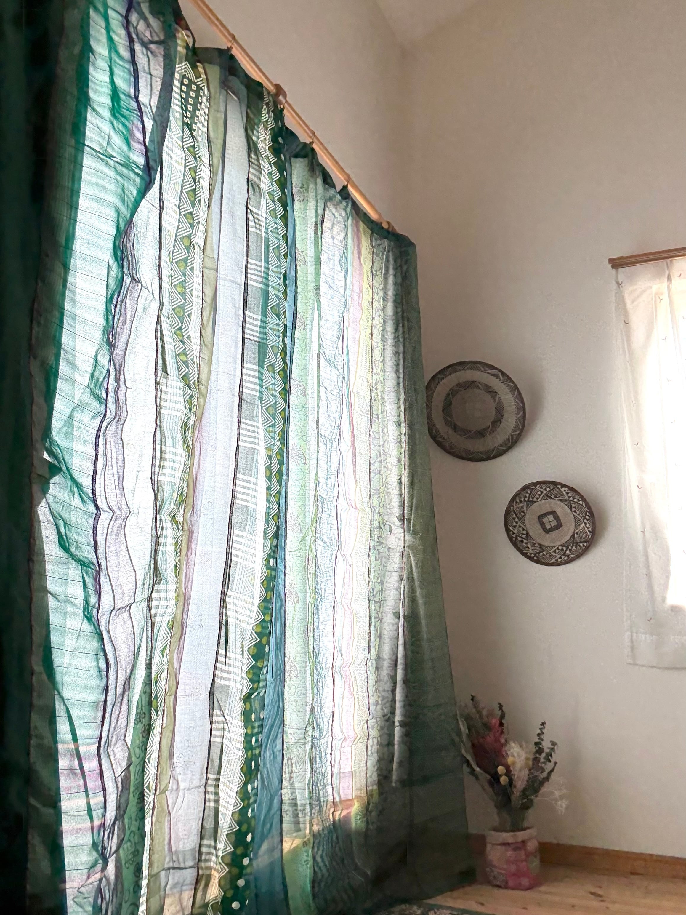 さ✨ホワイト ヴィンテージサリーパッチワークカーテン レア ヴィンテージサリーパッチワークカーテン/CAAPA