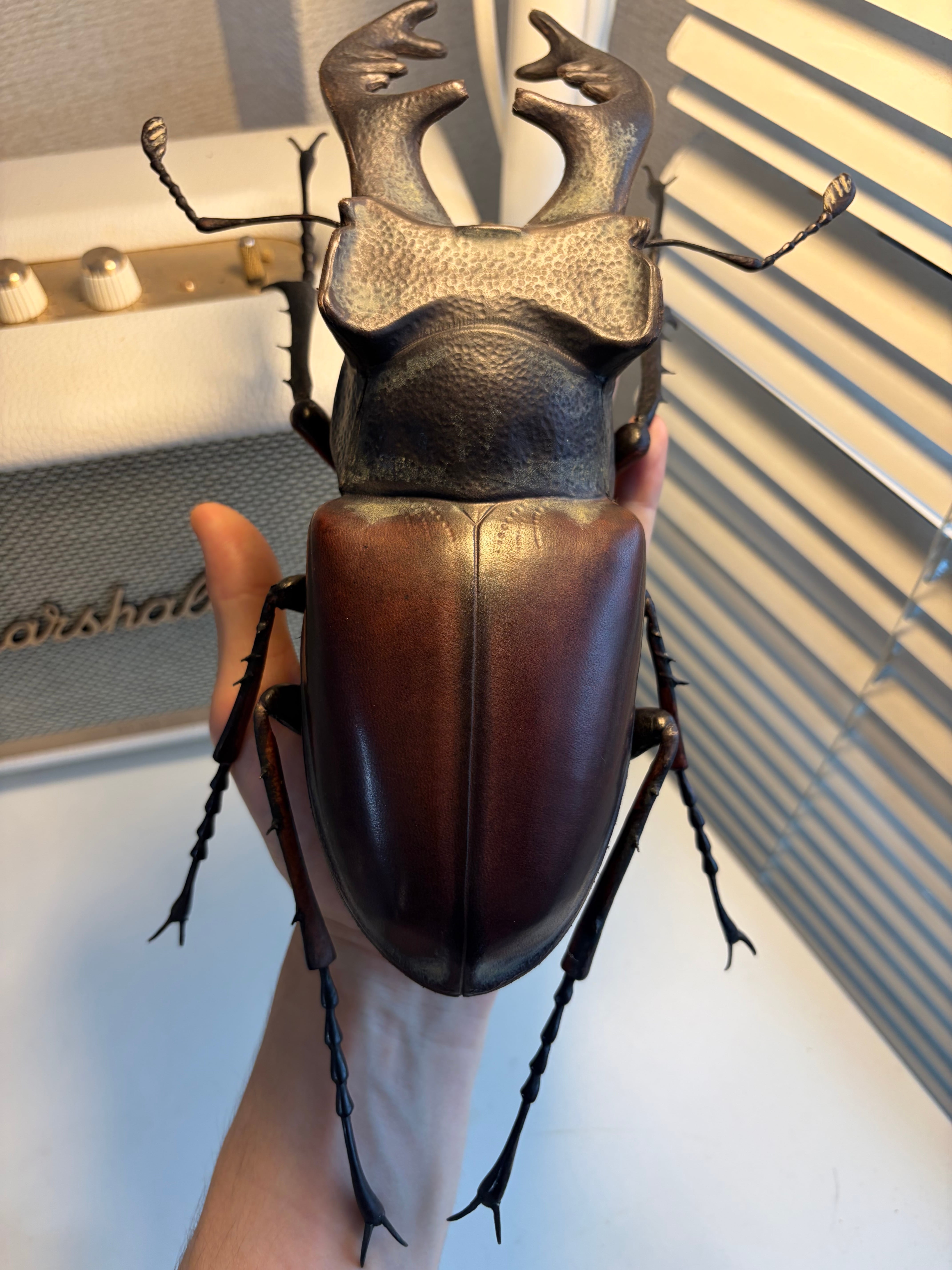 クワガタ (レザークラフト) 足先縦30cm、巾20cm 作者 河野 甲
