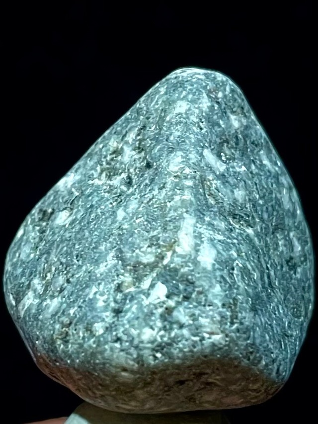 2) 日本人の「心」に寄り添う御守り「遠野の石」小型握り石