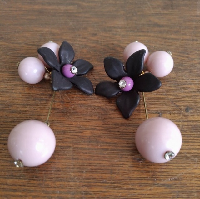 【SALE】黒いお花のピアス（vintage part)