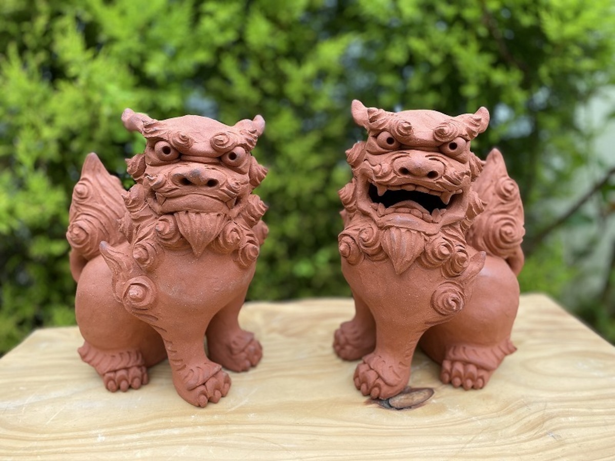 座りシーサー(焼き締め)【てぃーち工房】 | 沖縄の工芸品うぃーりきさん