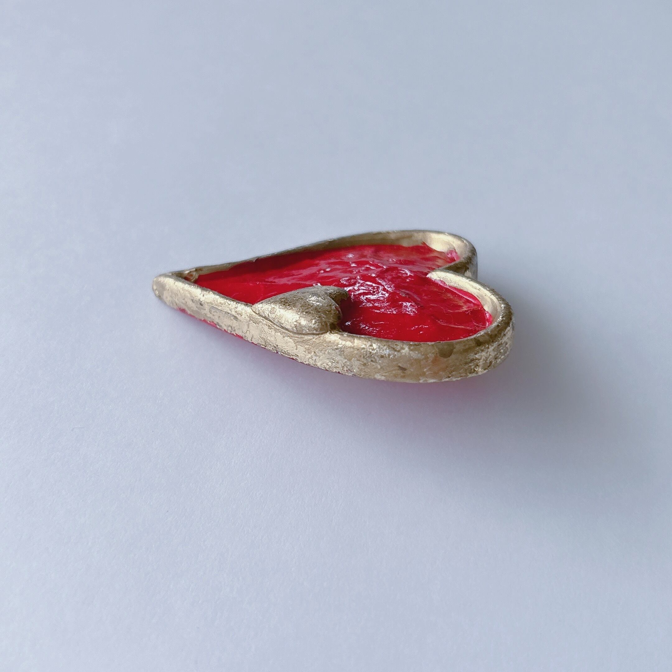 Vintage 80s gold tone red wood double heart brooch pin