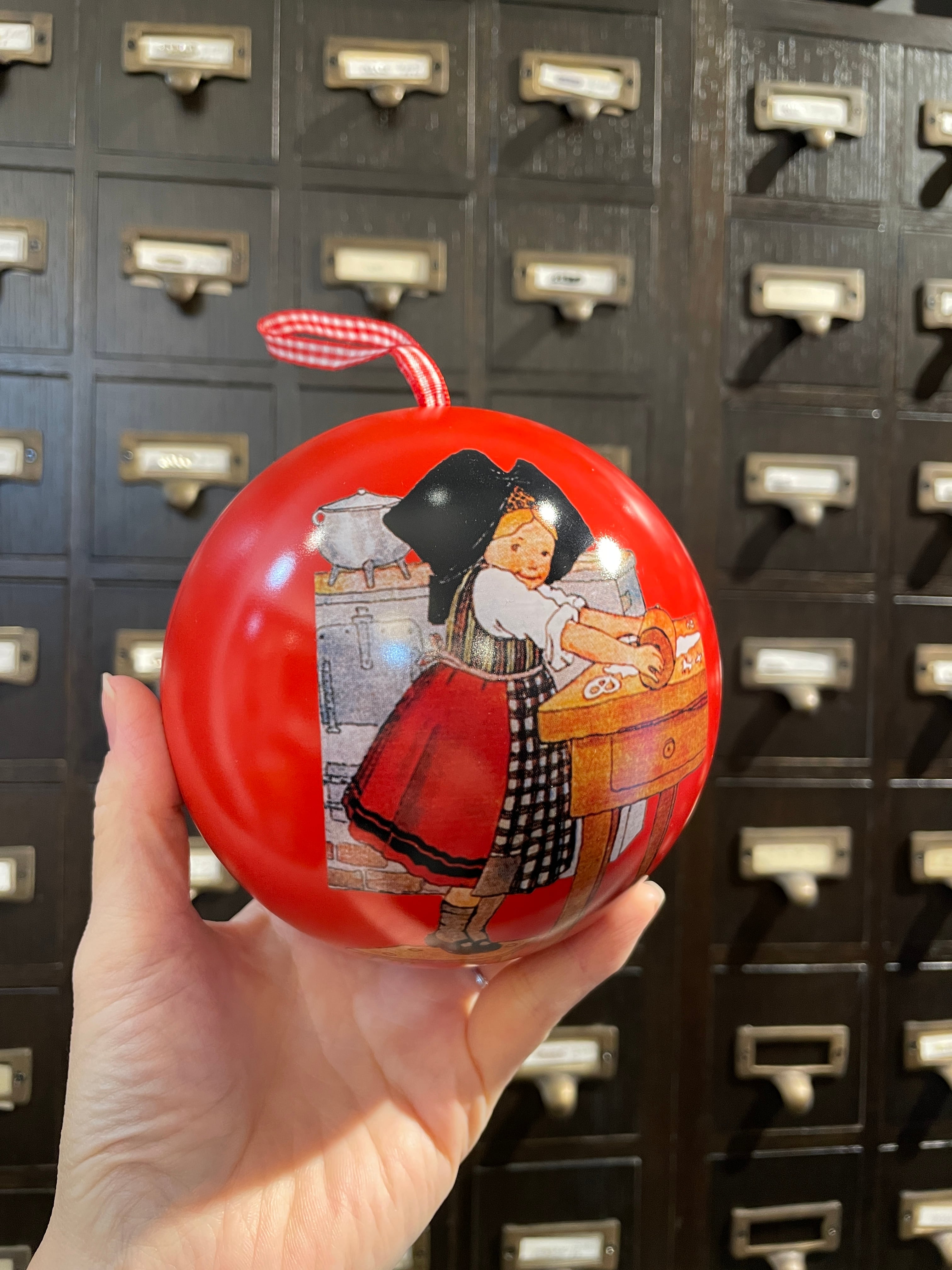 フランスのアルザス Hansi(ハンジ) TIN缶オーナメント(ボール型)