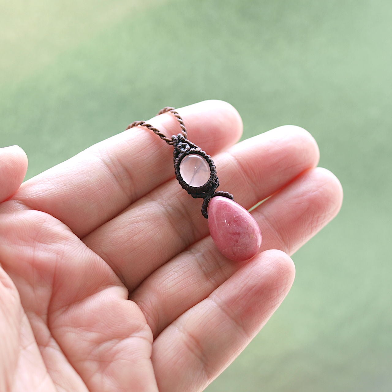 ロードナイト・ローズクォーツのマクラメネックレス