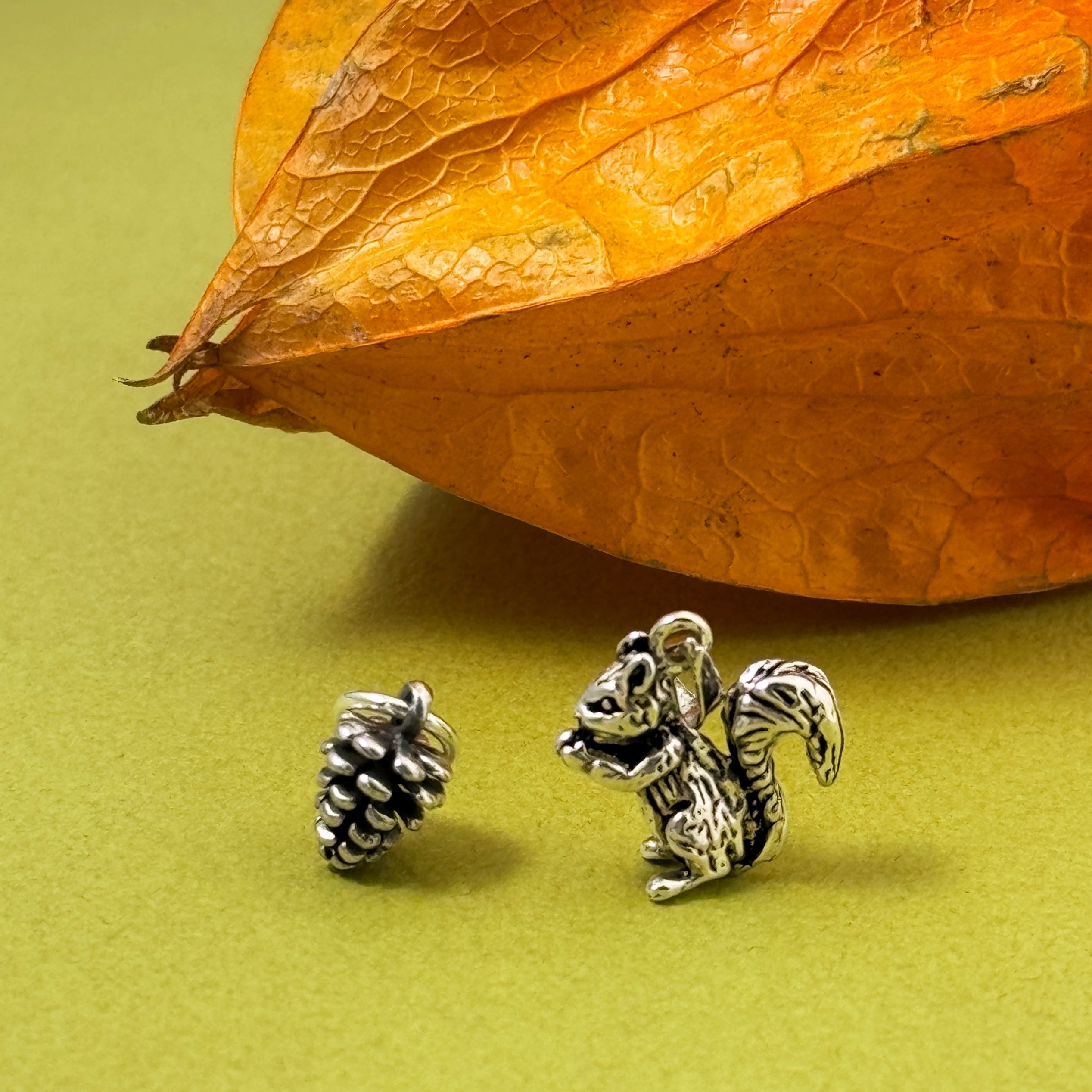 ラスト1匹！】マツボックリ と リス のネックレス 秋冬 まつぼっくり