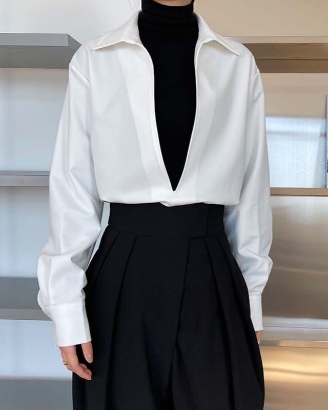 Deep V-neck Blouse E057 | Leonie