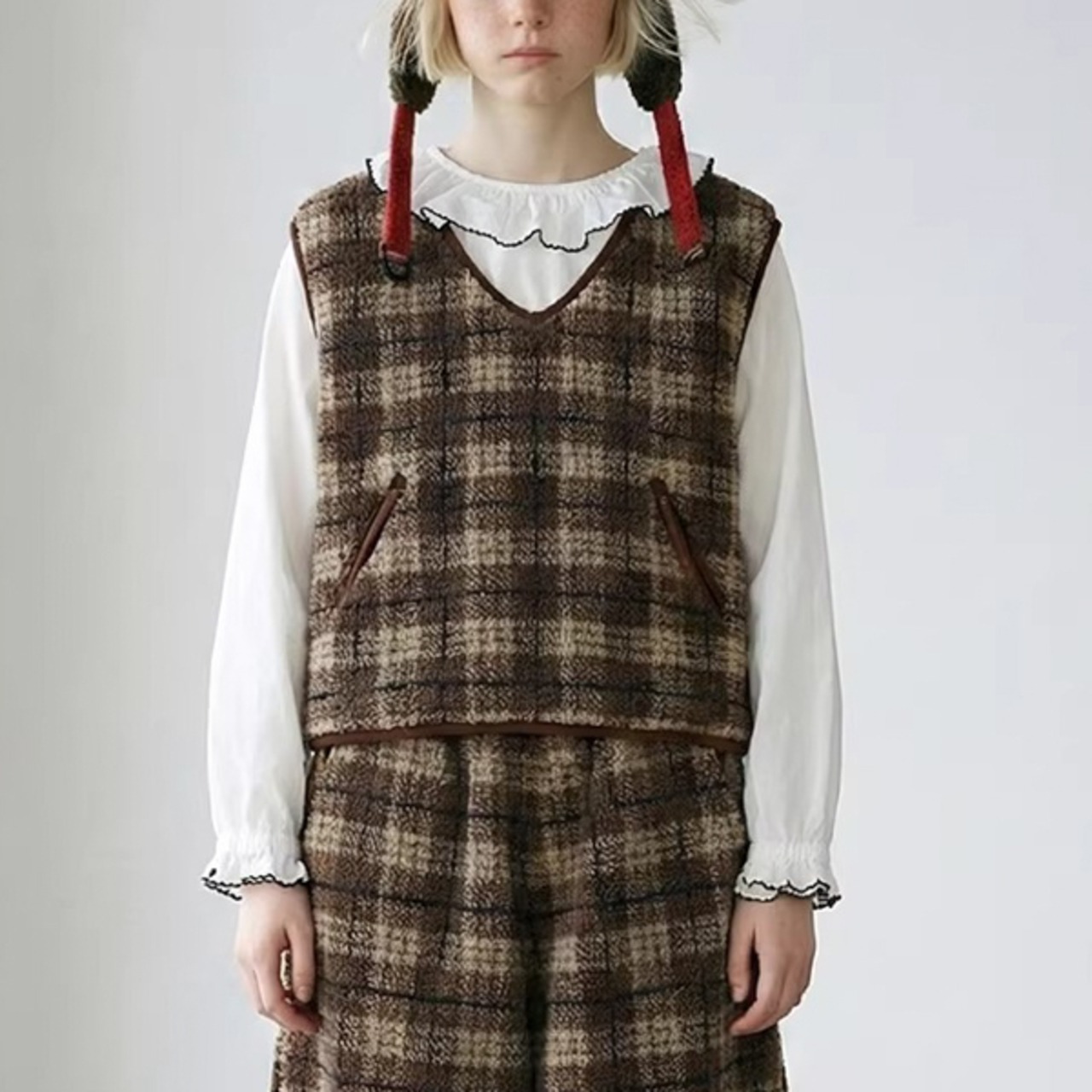茶棕チェックがつくる、静かな奥行き。Vネックチェックベスト 《i0840》