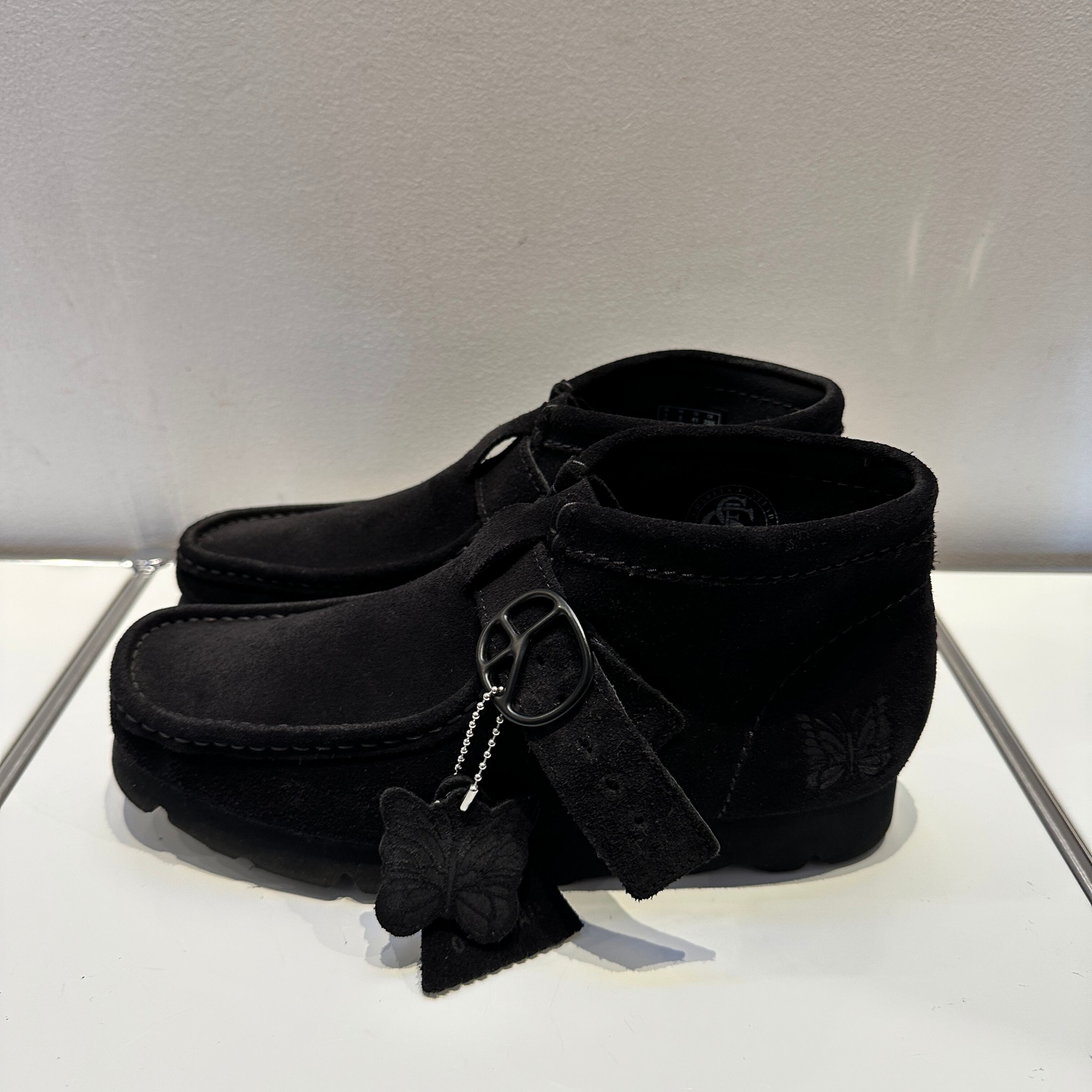CLARKS x NEEDLES WALABEE BLACK 8M | safarionline