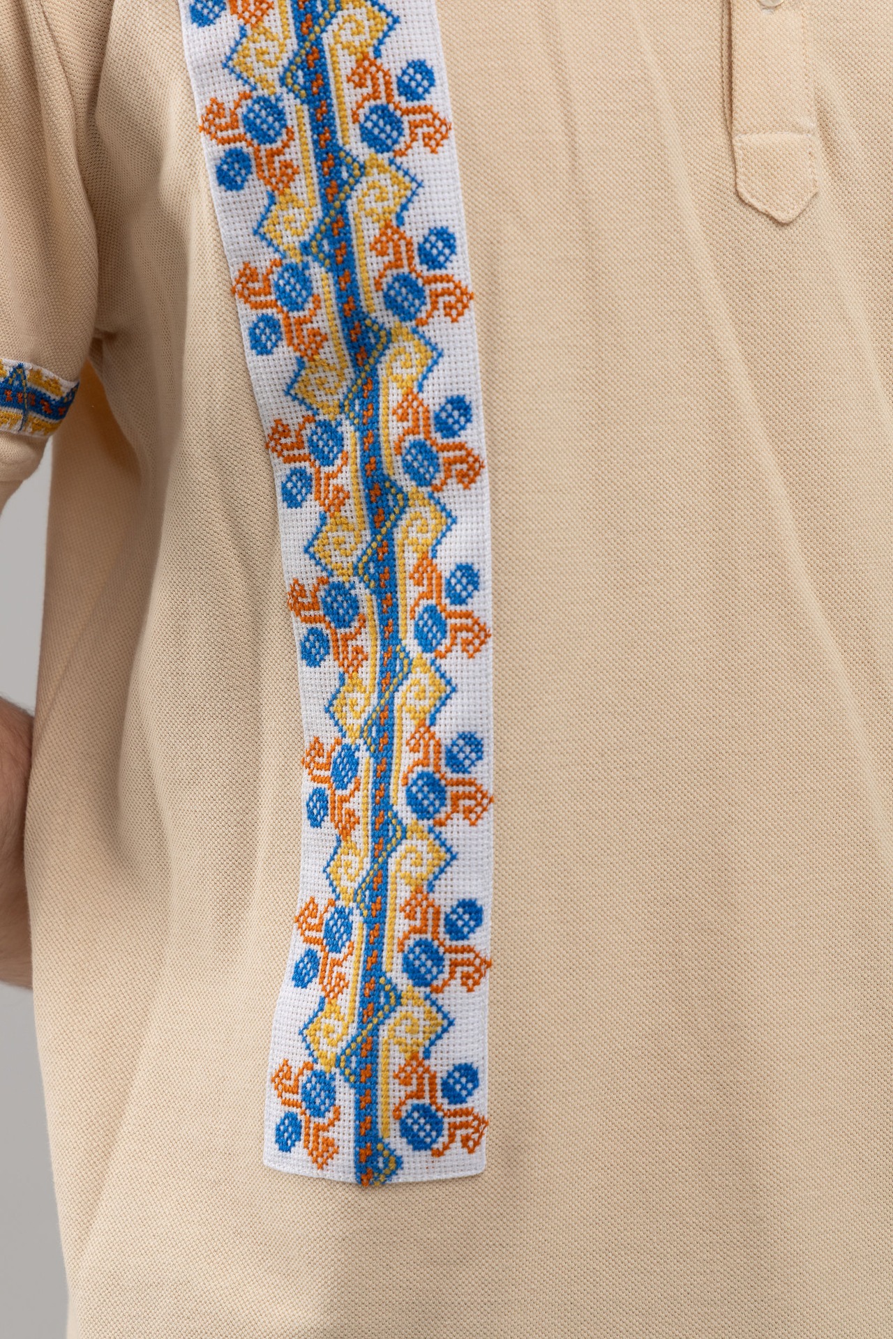 【男女兼用モデル】ウクライナ手刺繍ヴィシヴァンカ　半袖　フリーサイズ - 3