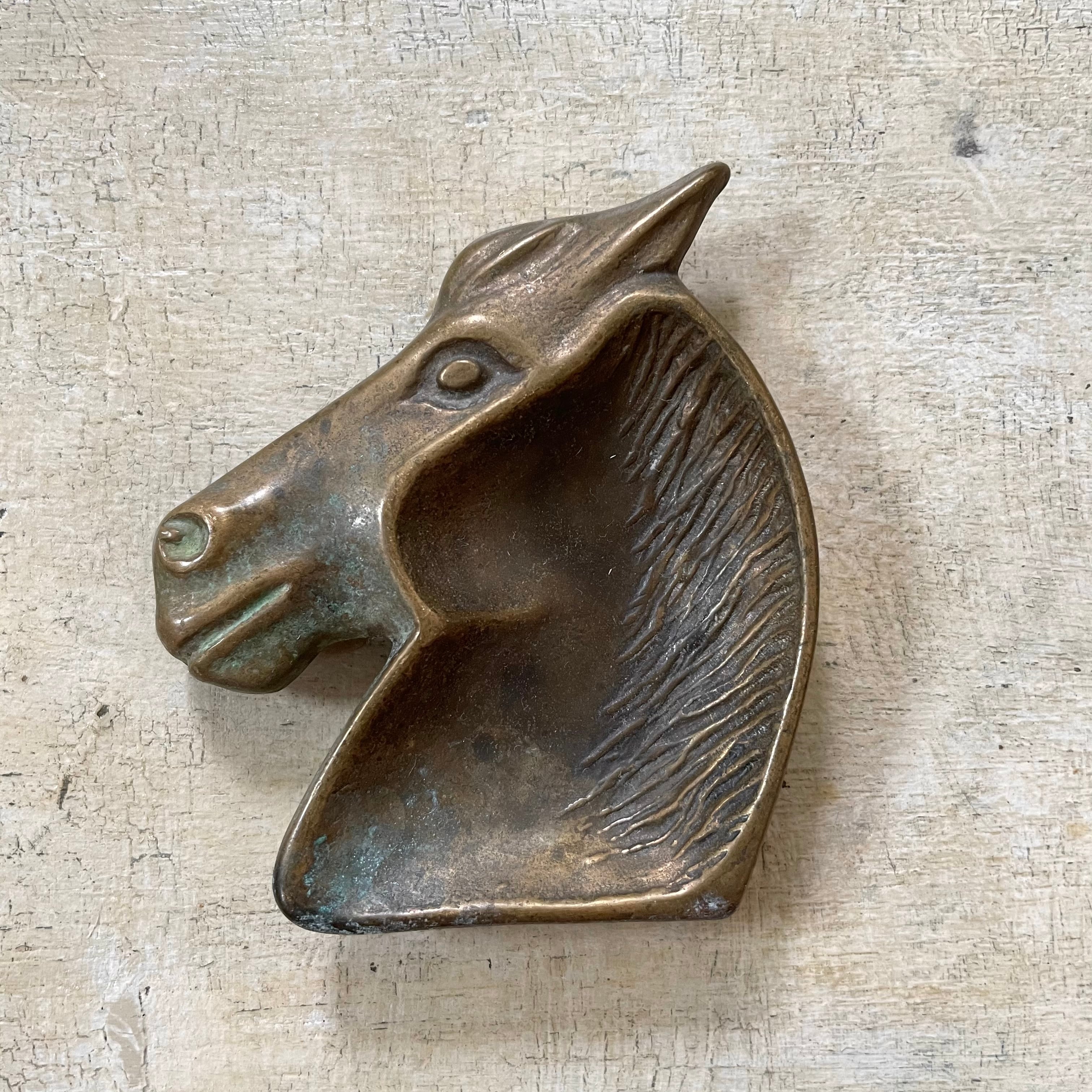 金属の馬のトレイ