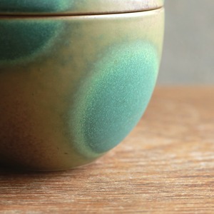 鮮やかなグリーンが目を引く、リンゴの小物入れ｜りんご型 陶器製 小物入れ 蓋物