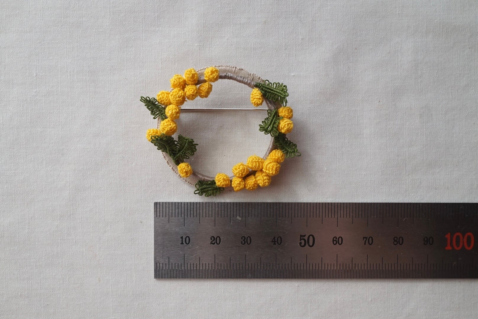 《限定》ミモザのリースブローチ