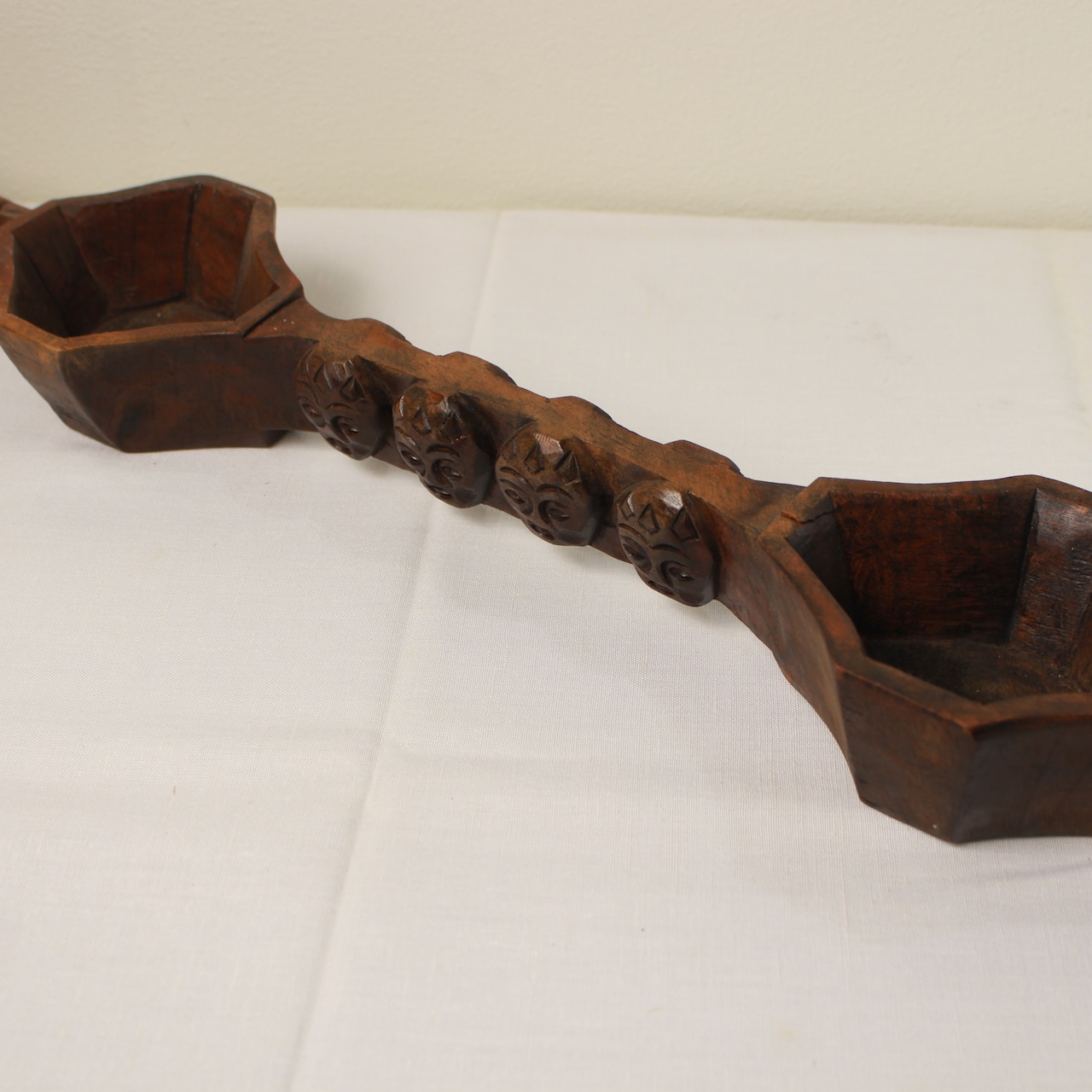 彫刻が連なる、木彫のダブルボウルオブジェ