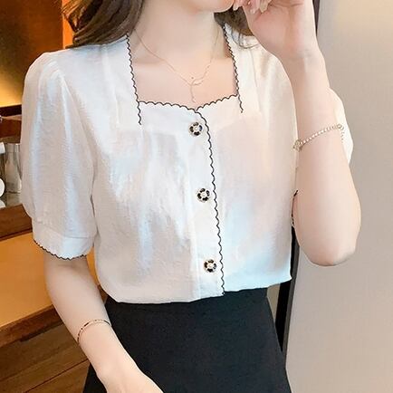 大きいサイズ トップス レディース ブラウス M L XL 2XL 3XL 4XL 袖あり 半袖 スクエアネック 前開き ボタン モノトーン パール かわいい 大人可愛い きれいめ シンプル 上品 清楚 おしゃれ お洒落 フォーマル ガーリー レトロ きちんと感 オフィス OL 通勤 デート お出かけ 女子会 休日 パーティー レストラン ホテル 送料無料 ホワイト 白 ホワイト 白 ブラック 黒 春 夏 20代 30代 韓国 韓国系 ママ ファッション コーデ 着回し 普段使い 定番 プラスサイズ