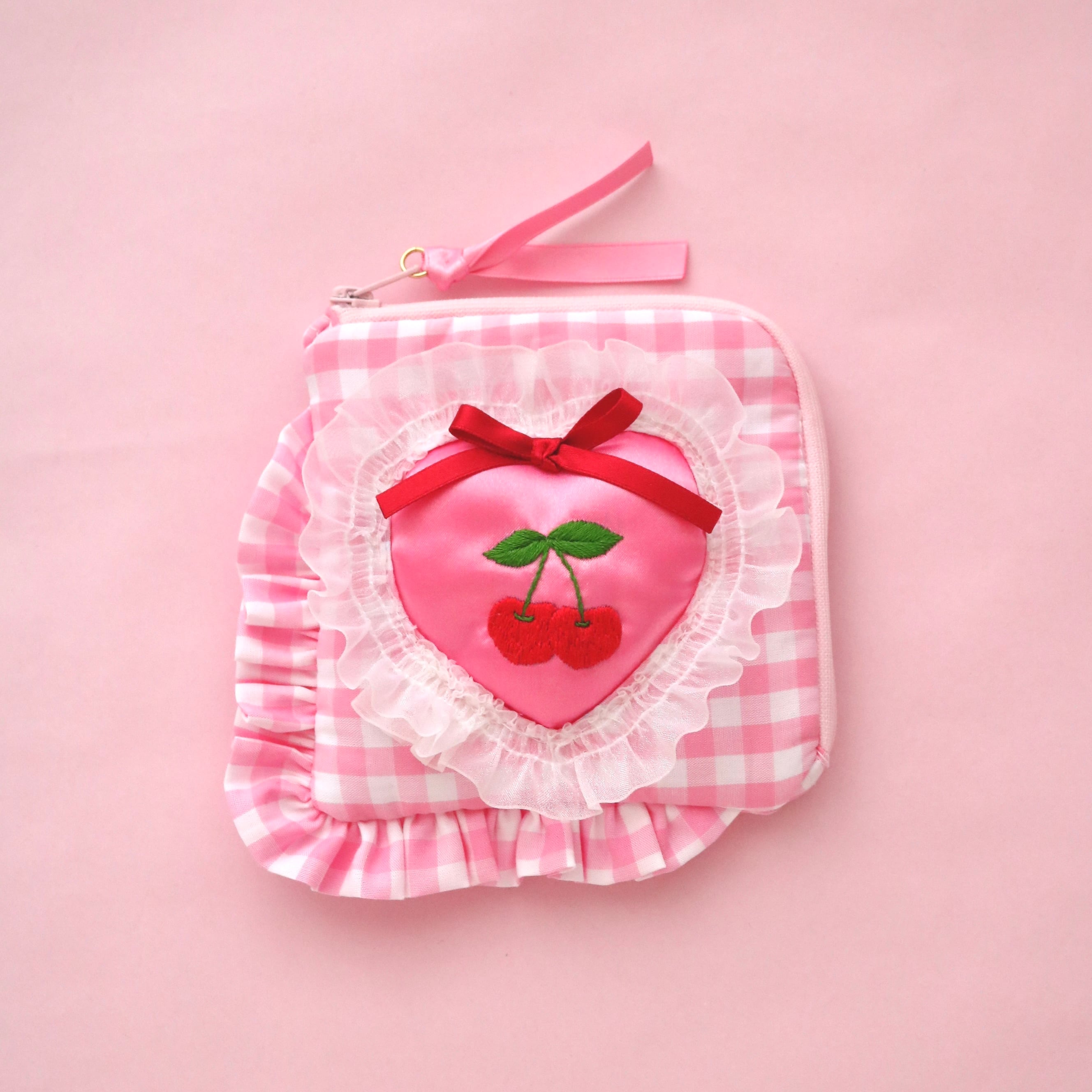 別注】ハートくり抜きミニスクエアポーチ（ピンクギンガム/くま刺繍