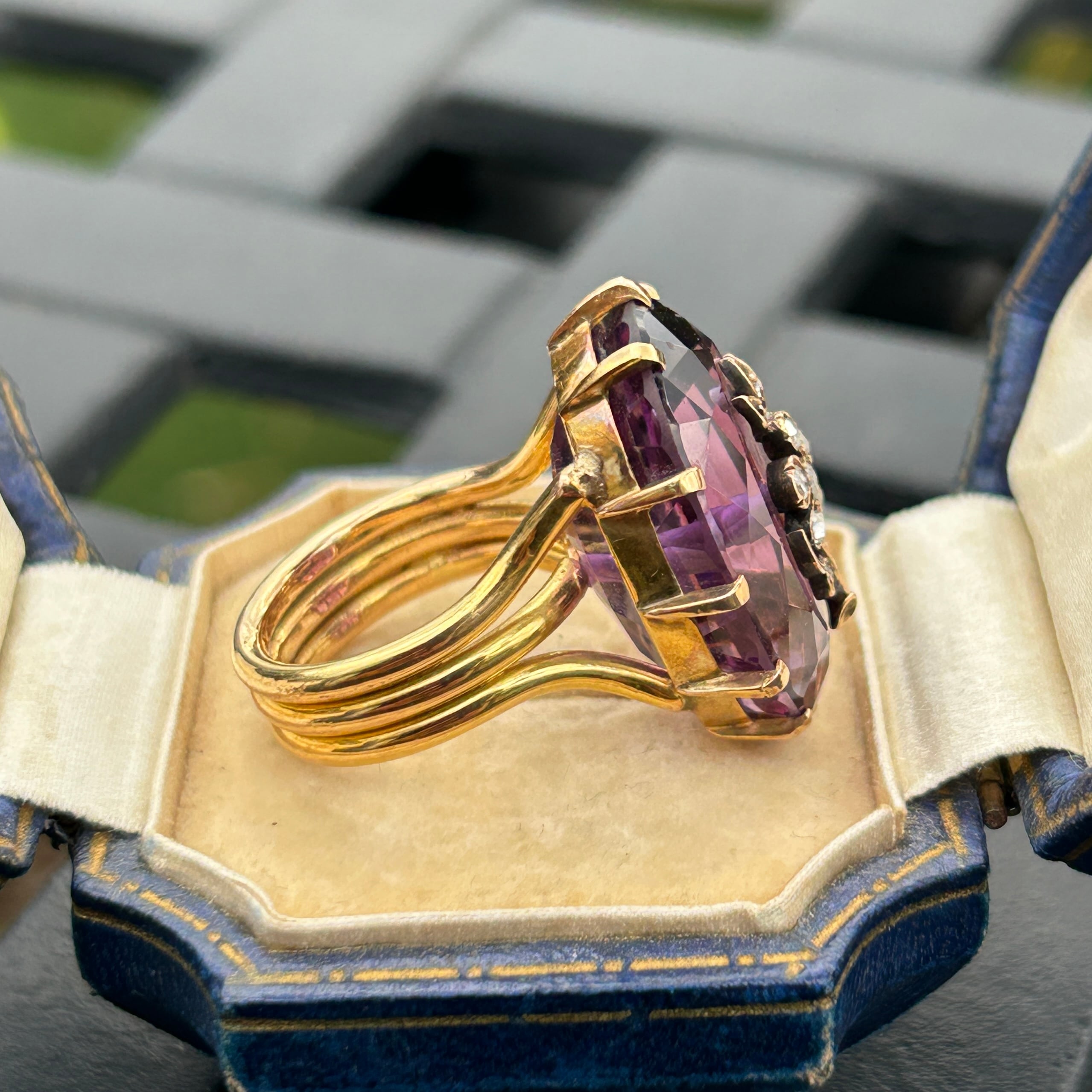 欧州アンティーク　K15 大きなサイベリアンアメジスト小花添えのリング