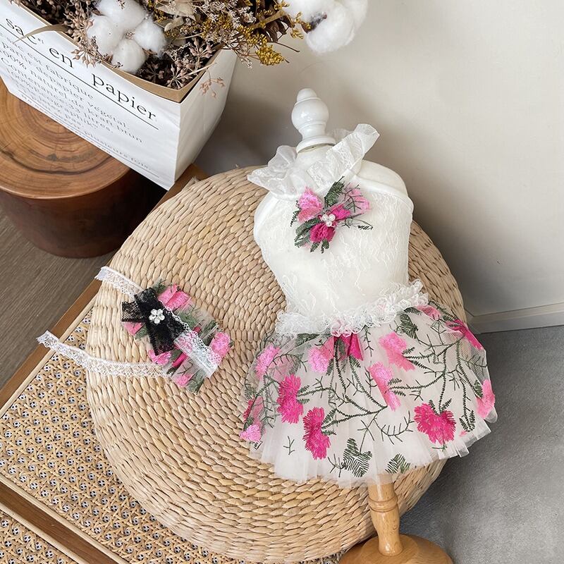 大型犬もOK 白、黒2色 花柄スカートワンピース