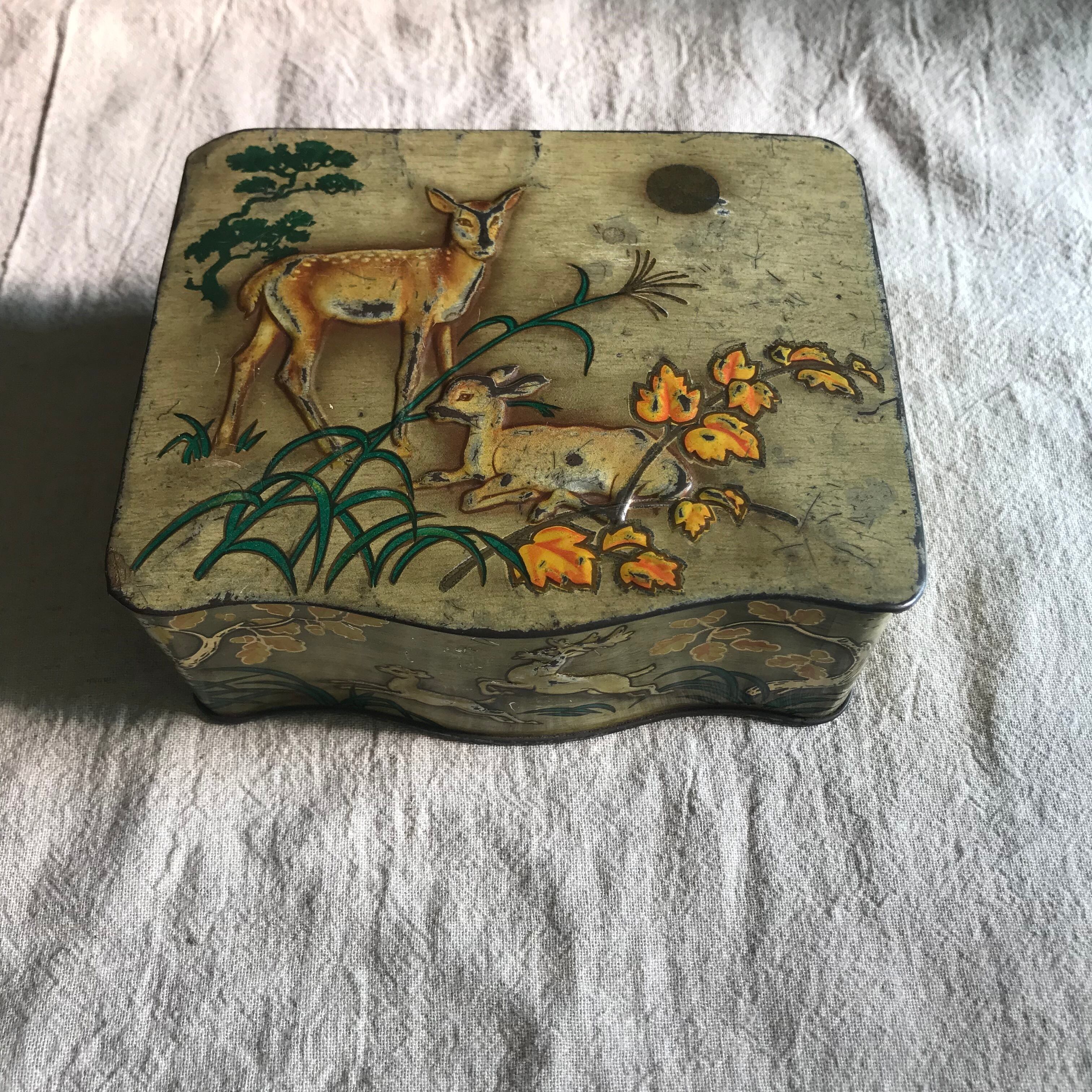 オランダの鹿柄の缶