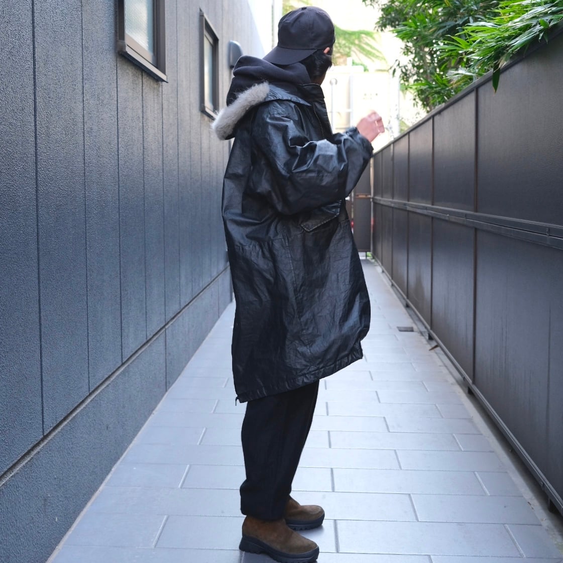 COMOLI(コモリ) / ペーパーレザーミリタリーフーデッドコート-BLACK-(C03-04007)