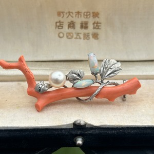 アンティーク　珊瑚にあこや本真珠オパールあしらいの帯留め