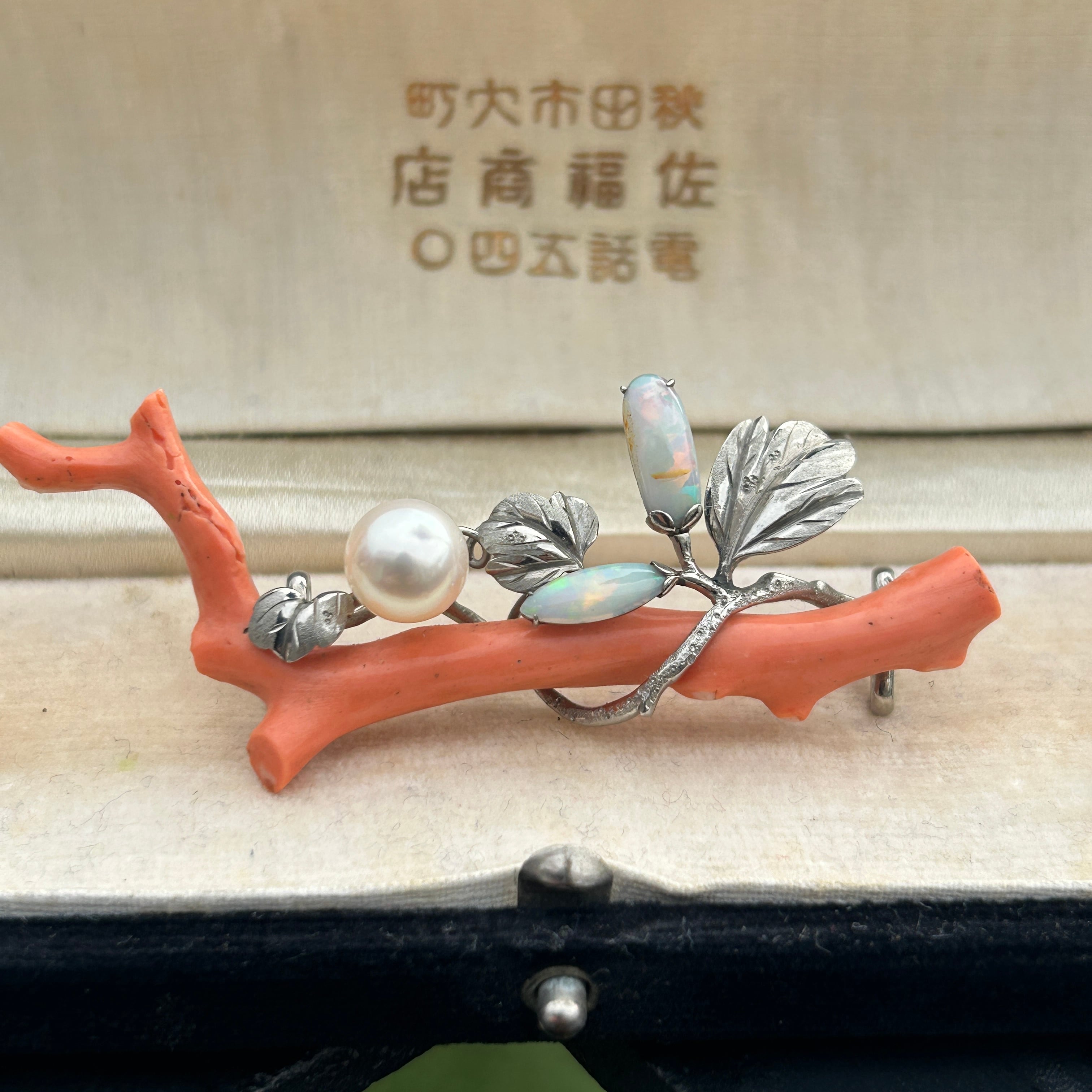 アンティーク　珊瑚にあこや本真珠オパールあしらいの帯留め