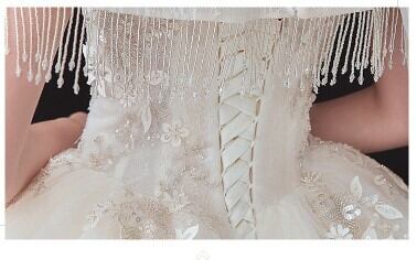 豪華！ ウエディングドレス 薄シャンパンの色 花モチーフ トレーン