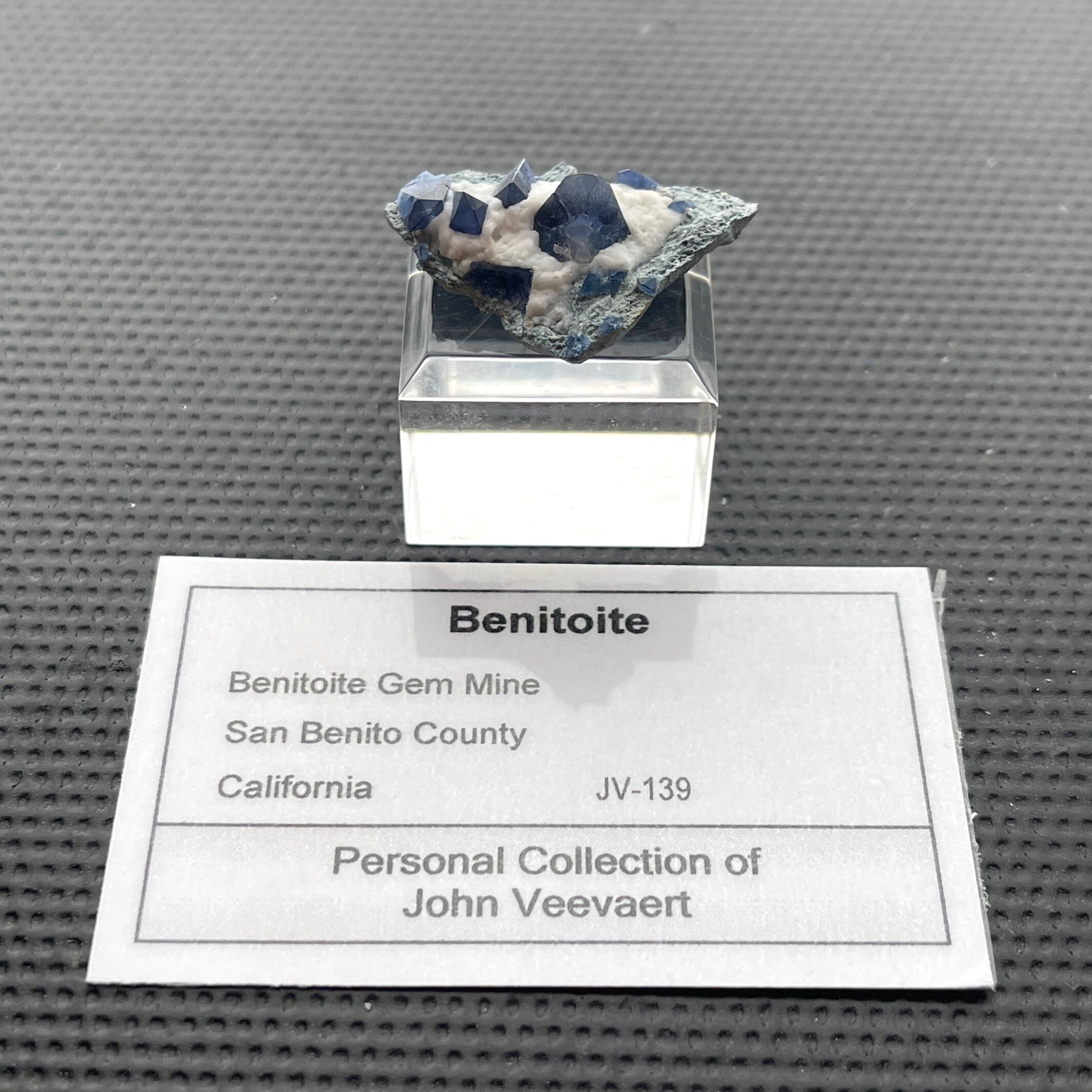 ベニトアイト【Benitoite】アメリカ産 | PEANUTS MINERALS