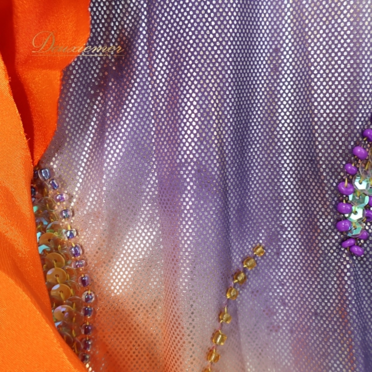ベリーダンス オリエンタル 衣装 上下セット オレンジ系 トップス スカート 黄 紫 ラインストーン ビーズ 豪華 装飾 フリンジ フリル 光沢 肌見せ セクシー ストーン 華やか ステージ イベント スパンコール イエロー系 パープル系