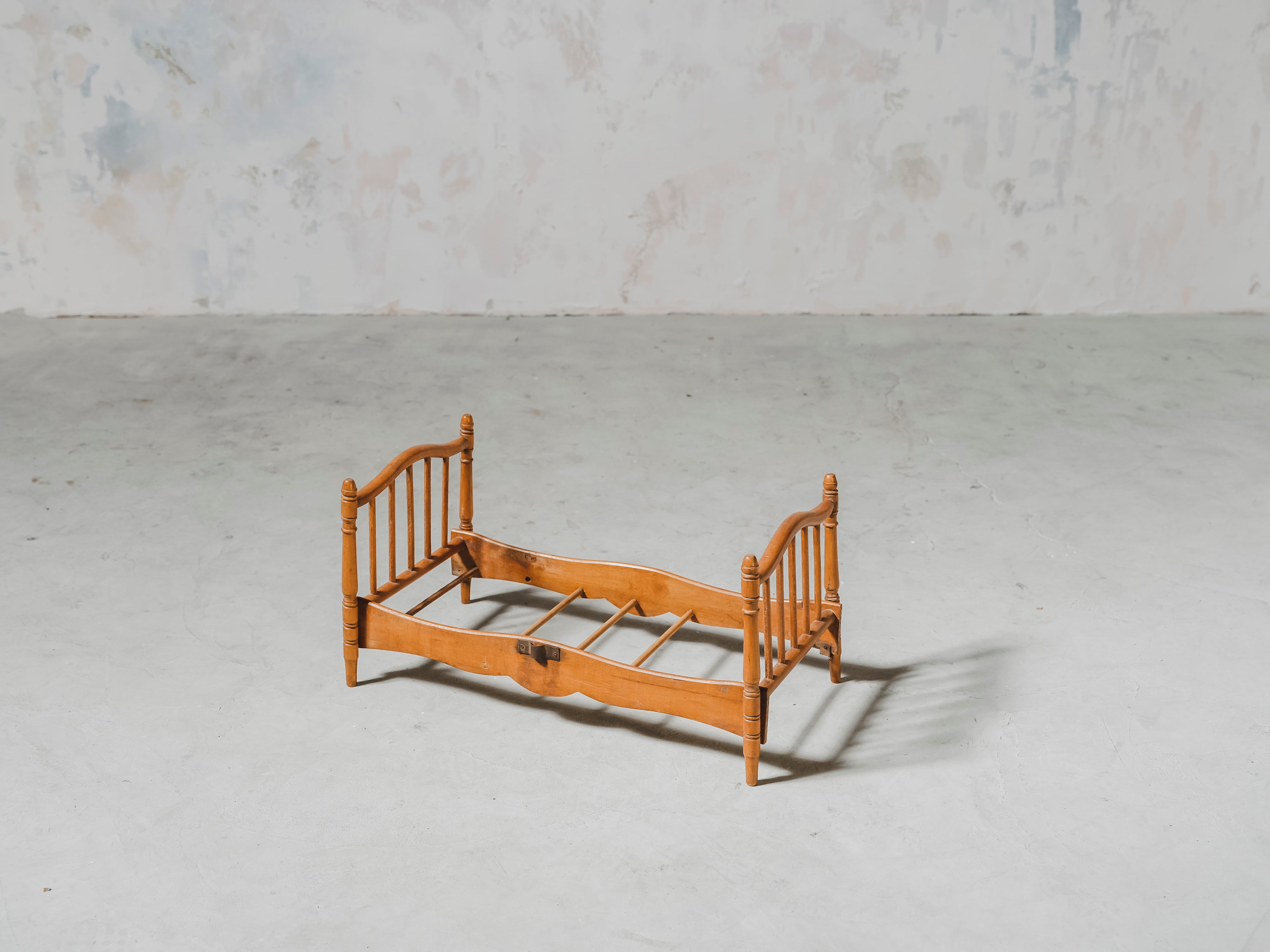 ベッド/アンティーク/ドールベッド/ベッド/キッズトイ/おもちゃ/ギフト/木製/撮影アイテム/スタジオ/空間装飾